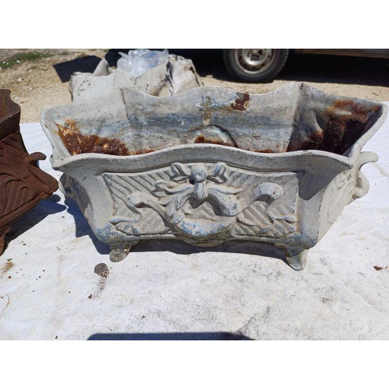 Pair of 1900 cast iron planters from Charleville-Mézières in rococo style