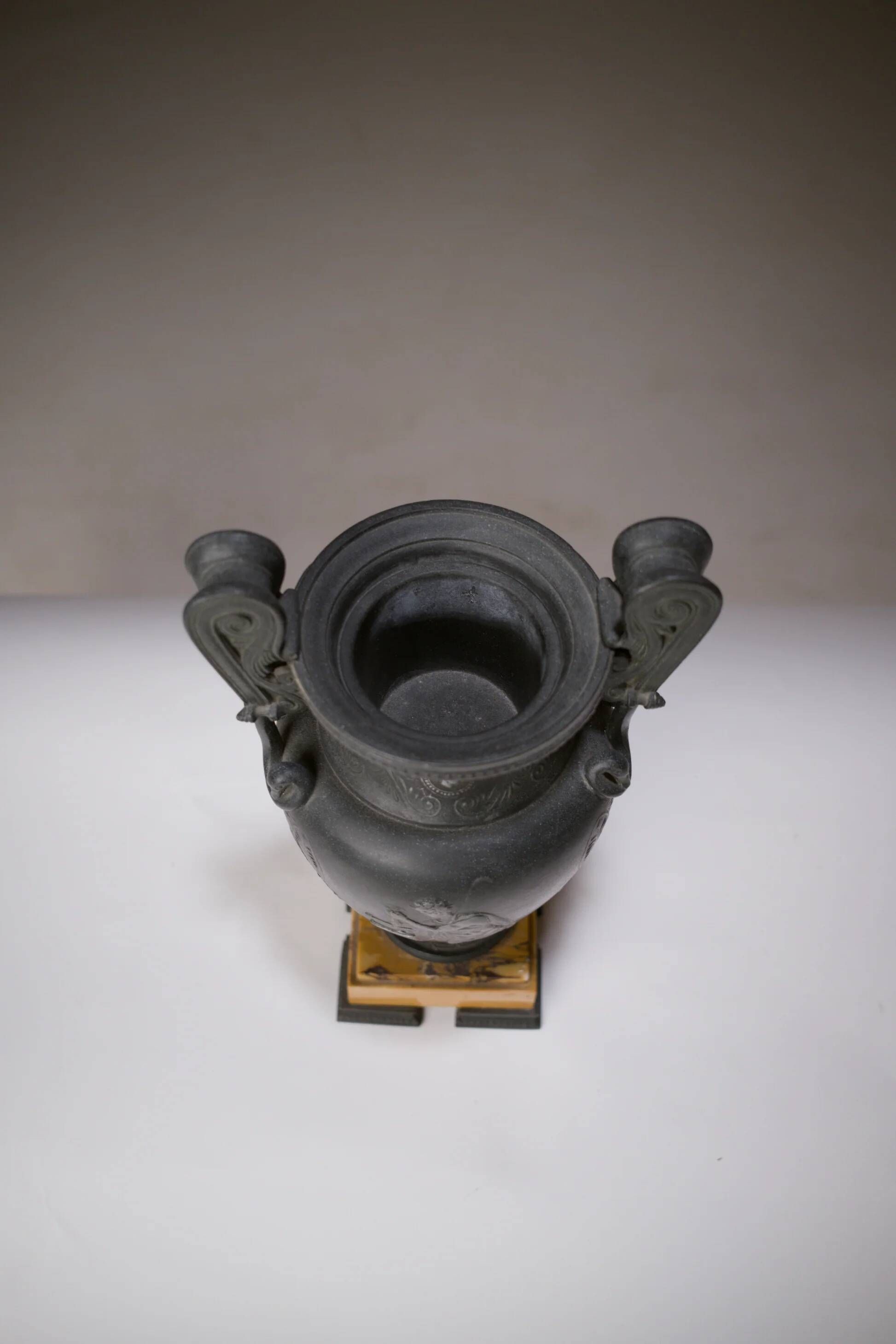 Paire de vases à l’antique, XIXe siècle