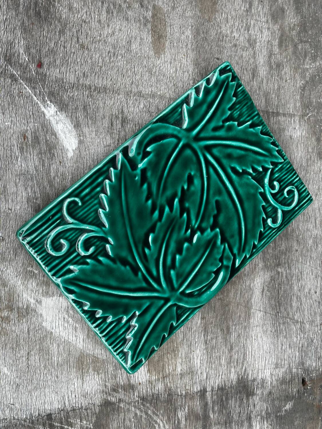 Green Ceramic Trivet with Leaf Decoration - Art Deco Period 1