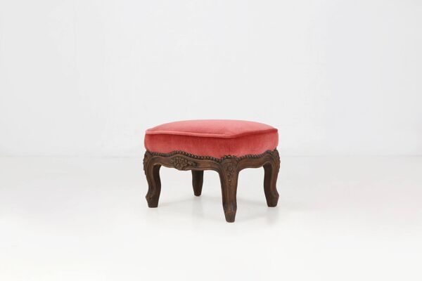 Repose-pieds de style Baroque en bois sculpté et velours corail