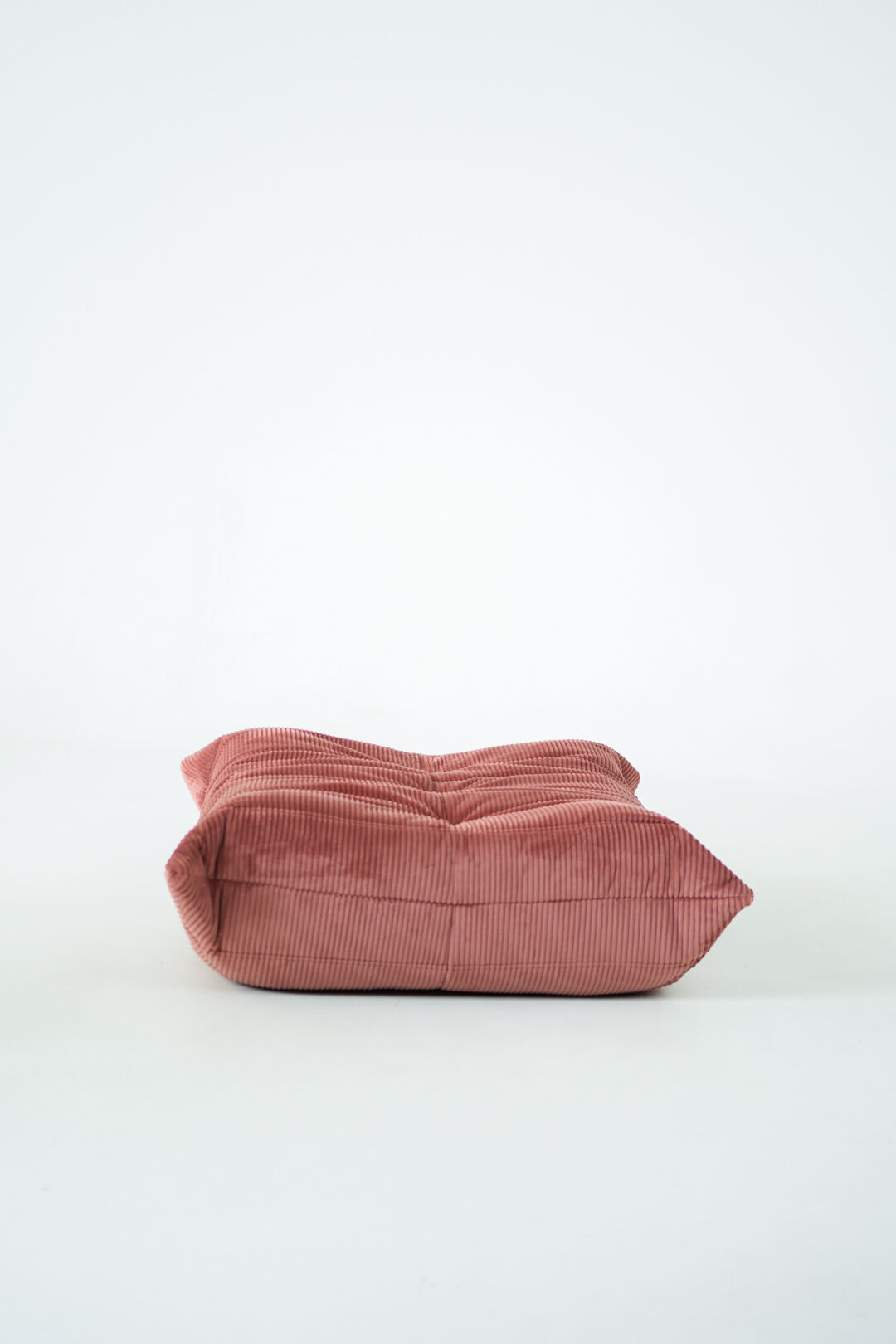 Ensemble de chaise et pouf Togo en velours côtelé framboise
