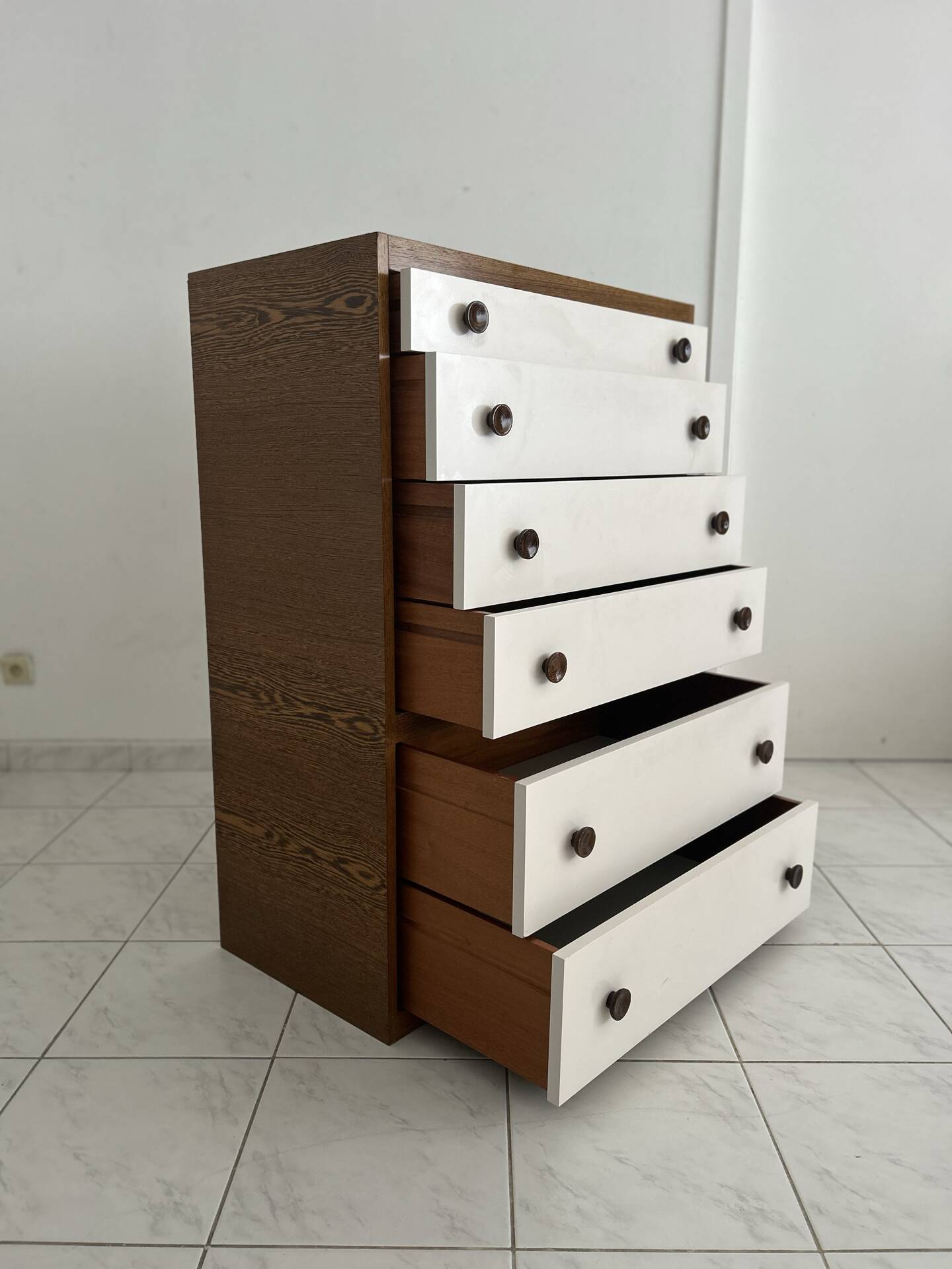 Vintage chest of drawers in wenge wood with 6 drawers.