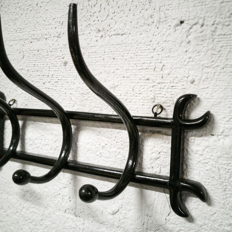 Wall coat rack in curved wood