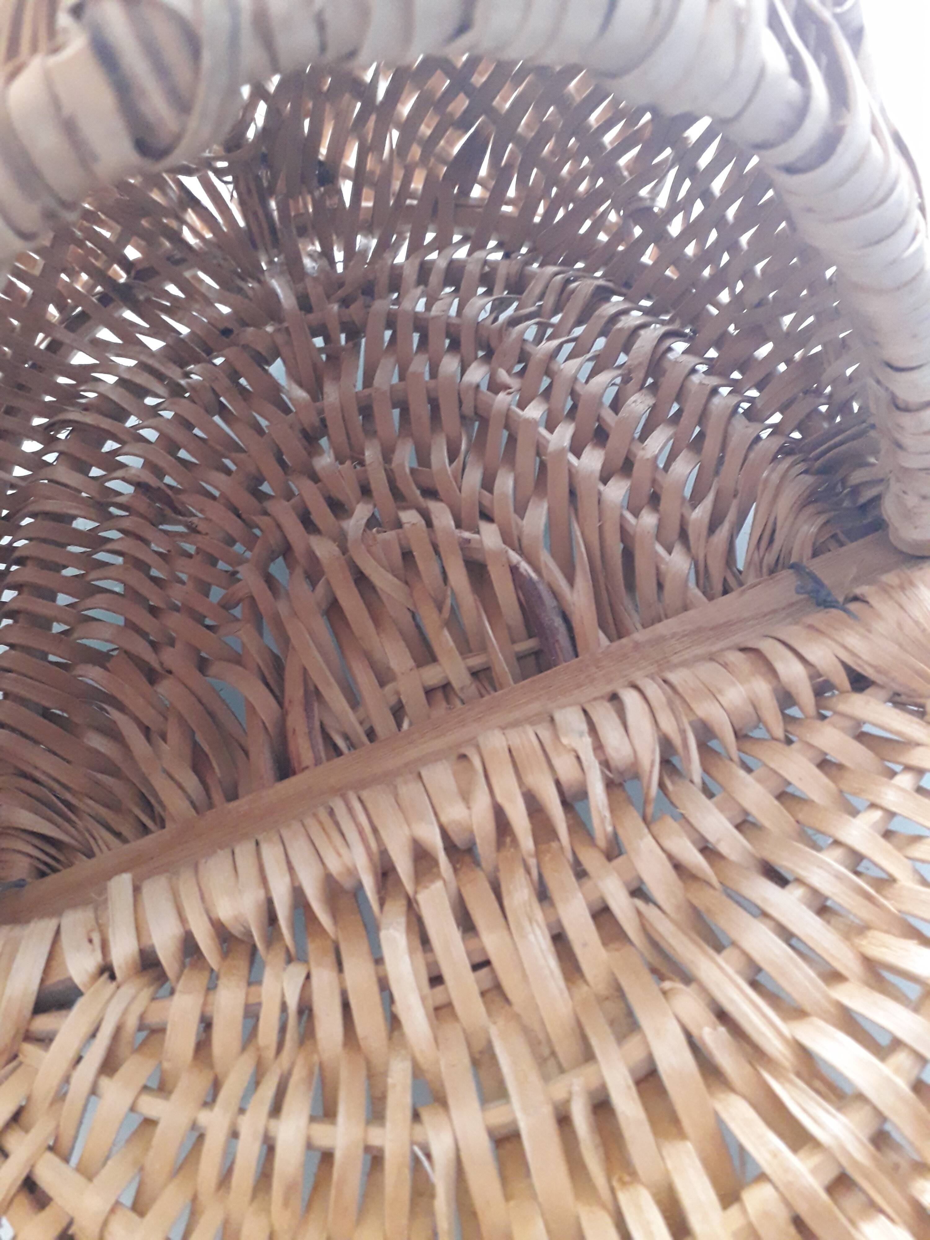 Vintage wicker bag with handle