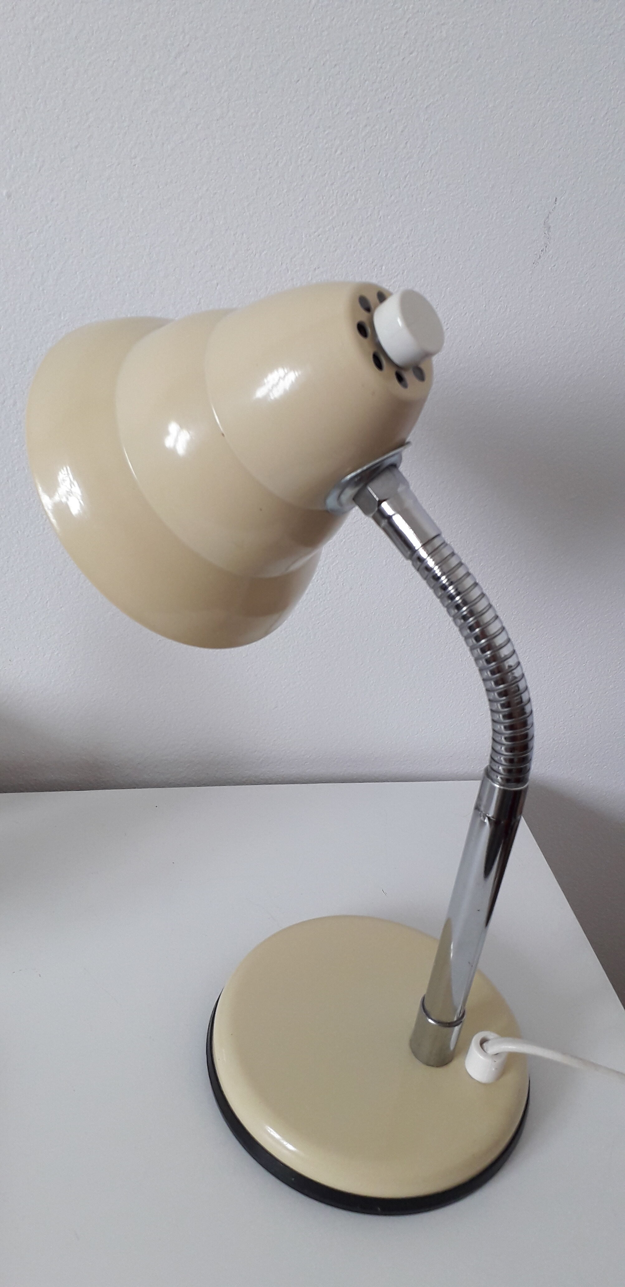Articulated table lamp