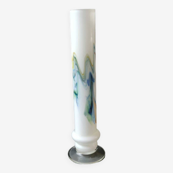 Vase tubulaire en opaline blanche, volutes de fumée polychromes. Snowflake/Dalian Co. Ltd. Haut 29 cm