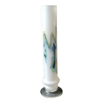 Vase tubulaire en opaline blanche, volutes de fumée polychromes. Snowflake/Dalian Co. Ltd. Haut 29 cm