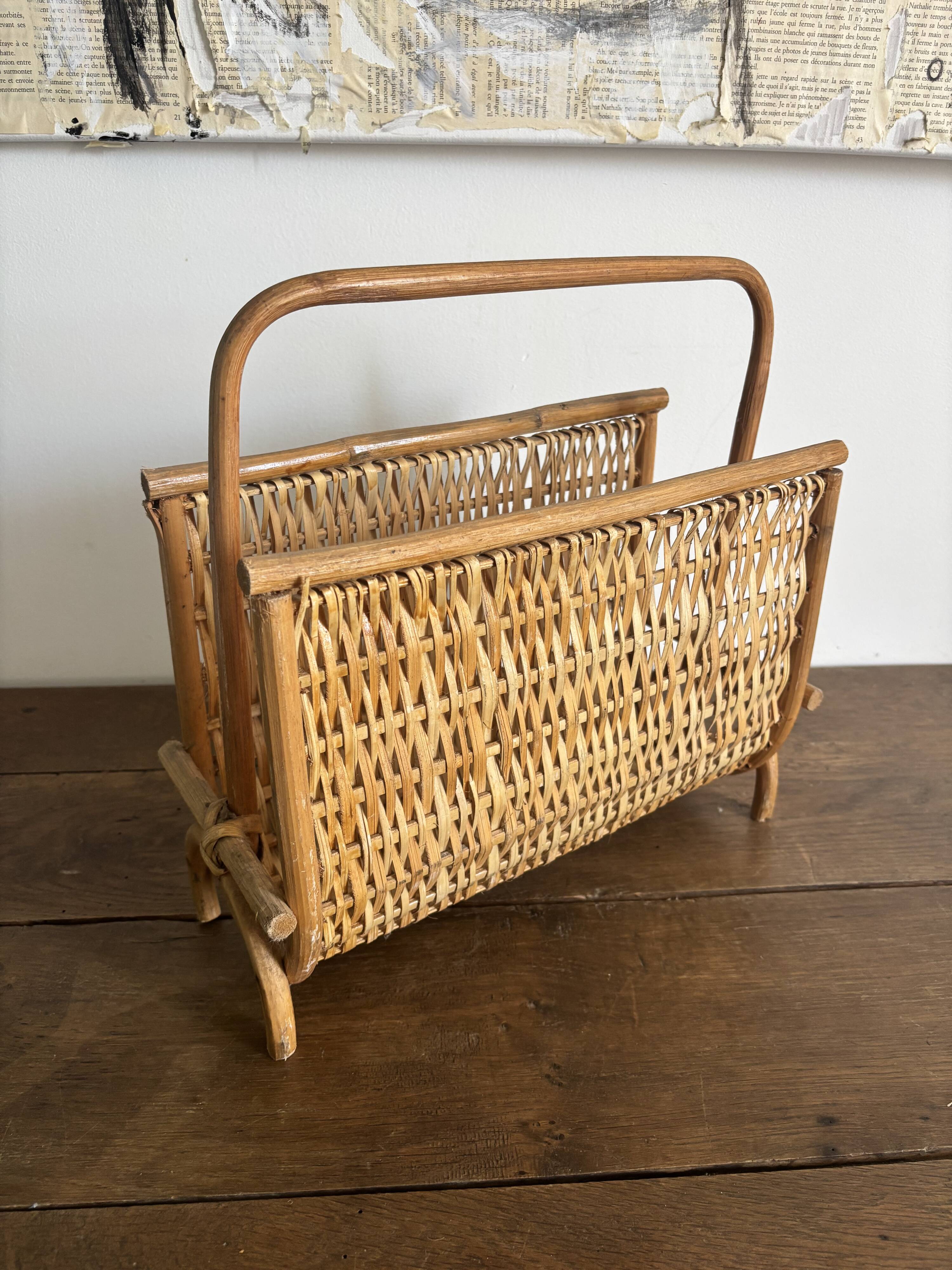 Porte-revues vintage en rotin naturel  des années 60