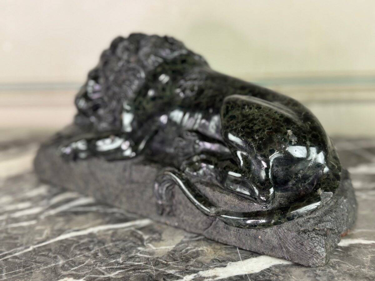 Green serpentine marble sculpture, the Lion of Lucerne after Bertel Thorvaldsen around 1880.