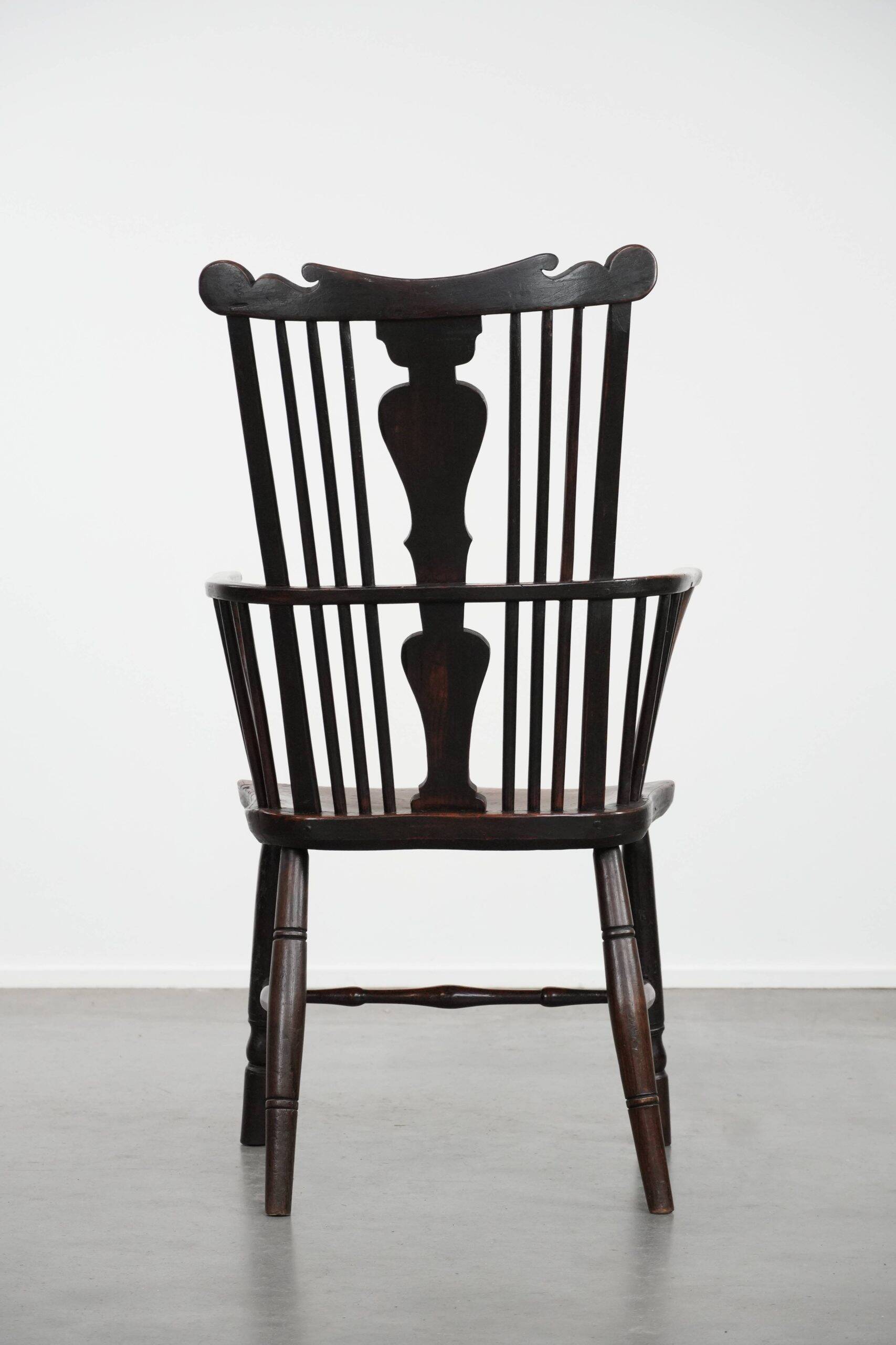 Antique English Windsor chair from the 18th century with spindled backrest