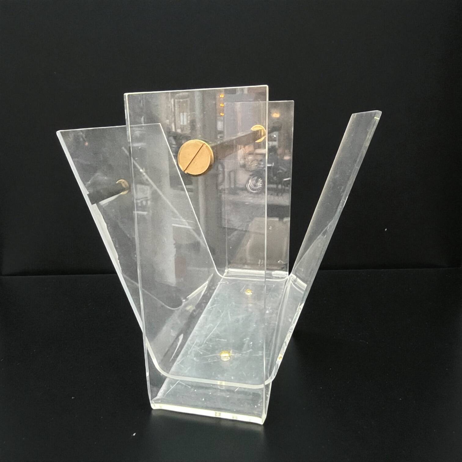 Vintage David Lange magazine rack for Roche Bobois - Plexiglas and brass