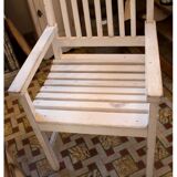 Chaise en bois blanche
