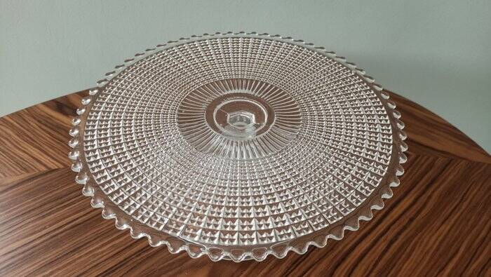 Serving dish on pedestal