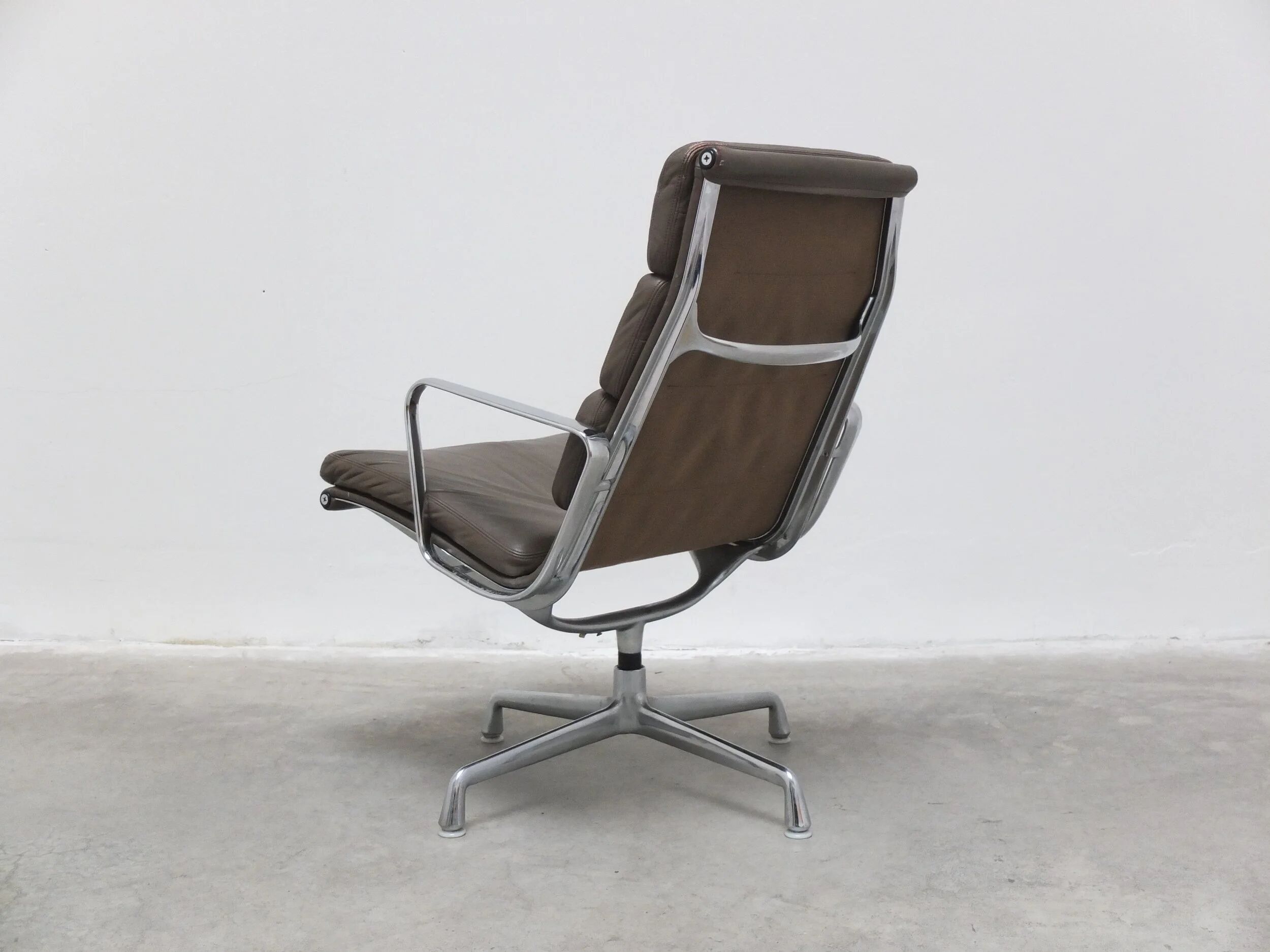 Early pair of Eames 'EA216' swivel lounge chairs by Herman Miller, 1960s