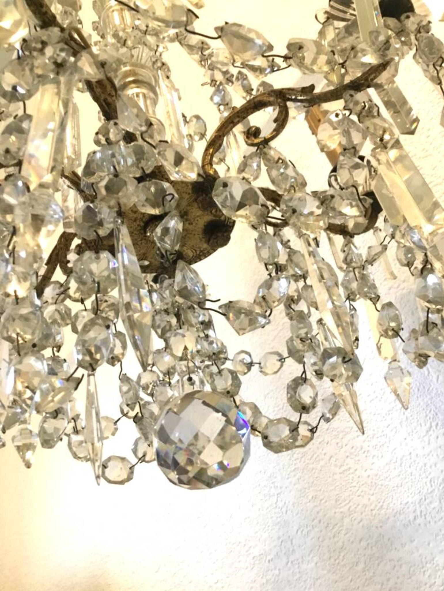 Bronze chandelier with 6 light arms and pendants