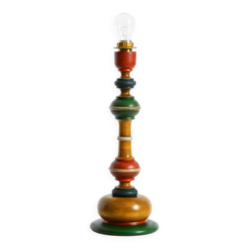 Belle grande lampe de table des années 1980 en bois de pin coloré.