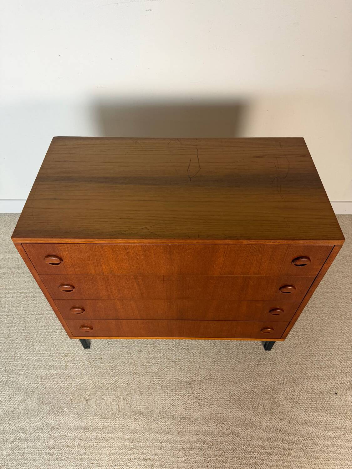 Vintage chest of drawers on legs – 4 drawers – wooden handles