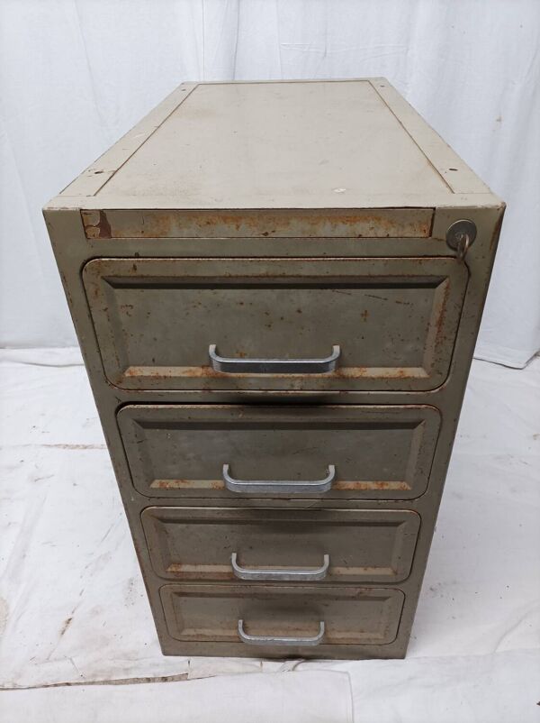 Ancien casier métallique