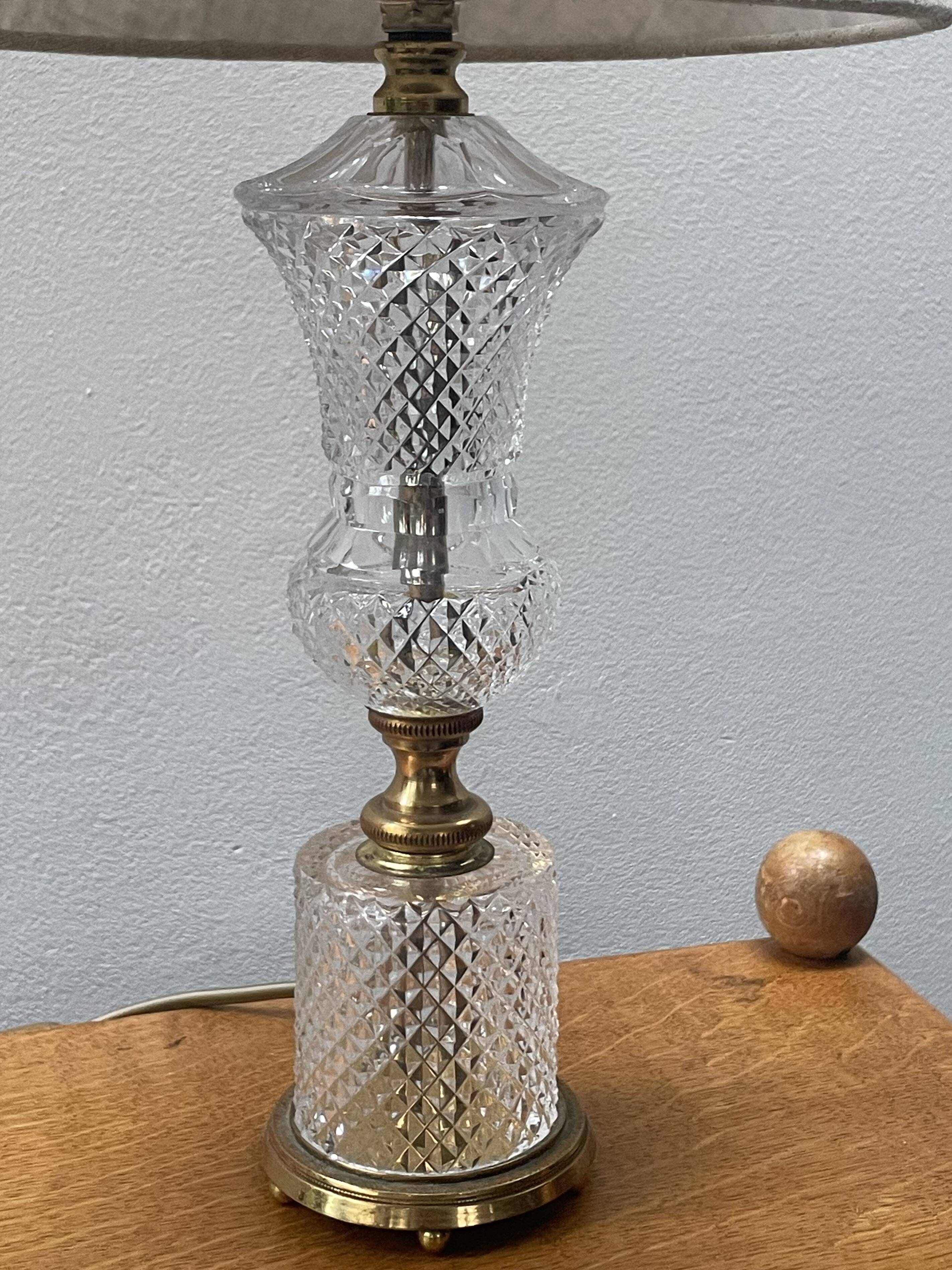 Lampe de table en verre taillé et laiton, circa 1950