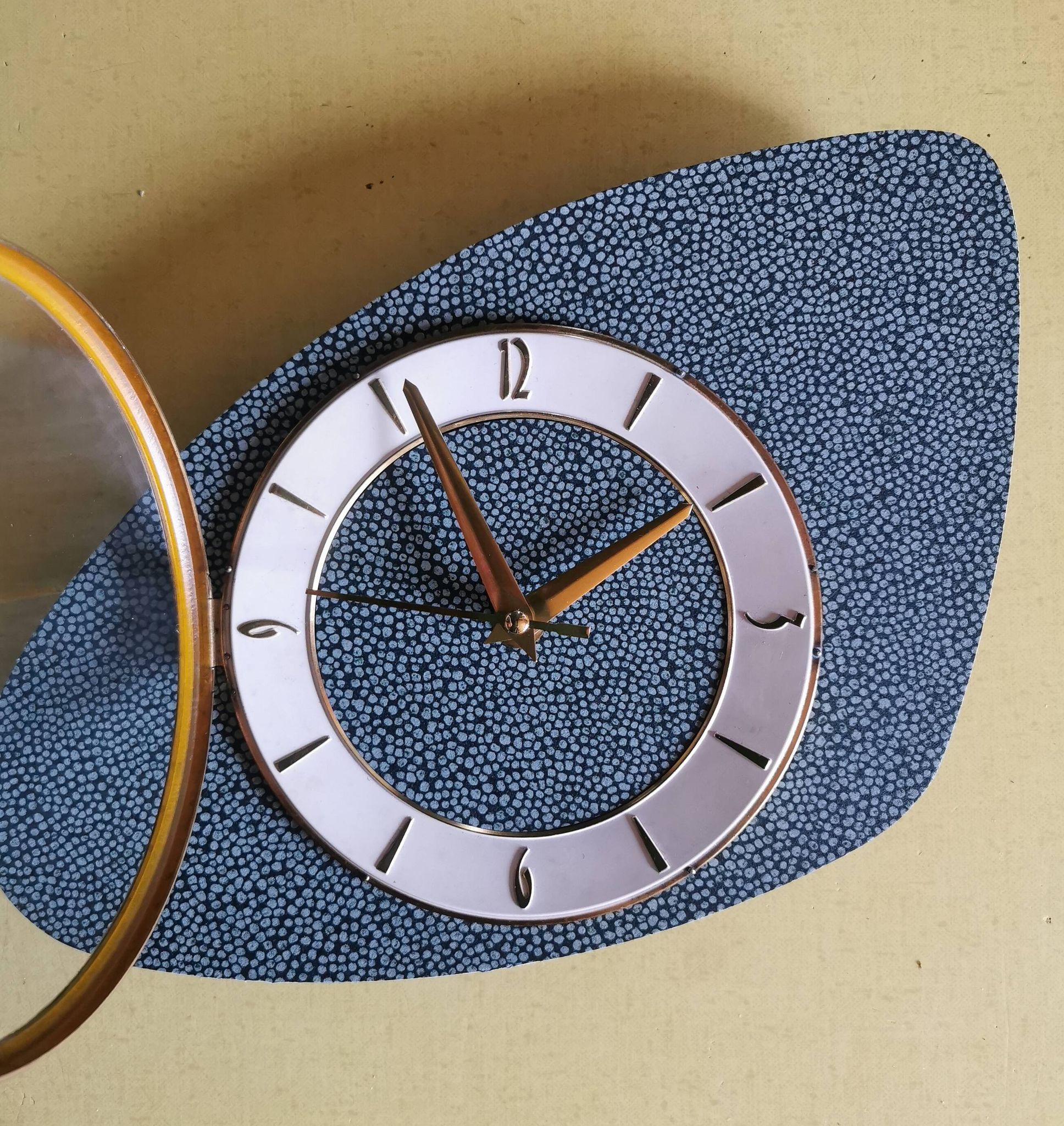 Horloge formica vintage pendule murale silencieuse asymétrique "Vert doré ronds"