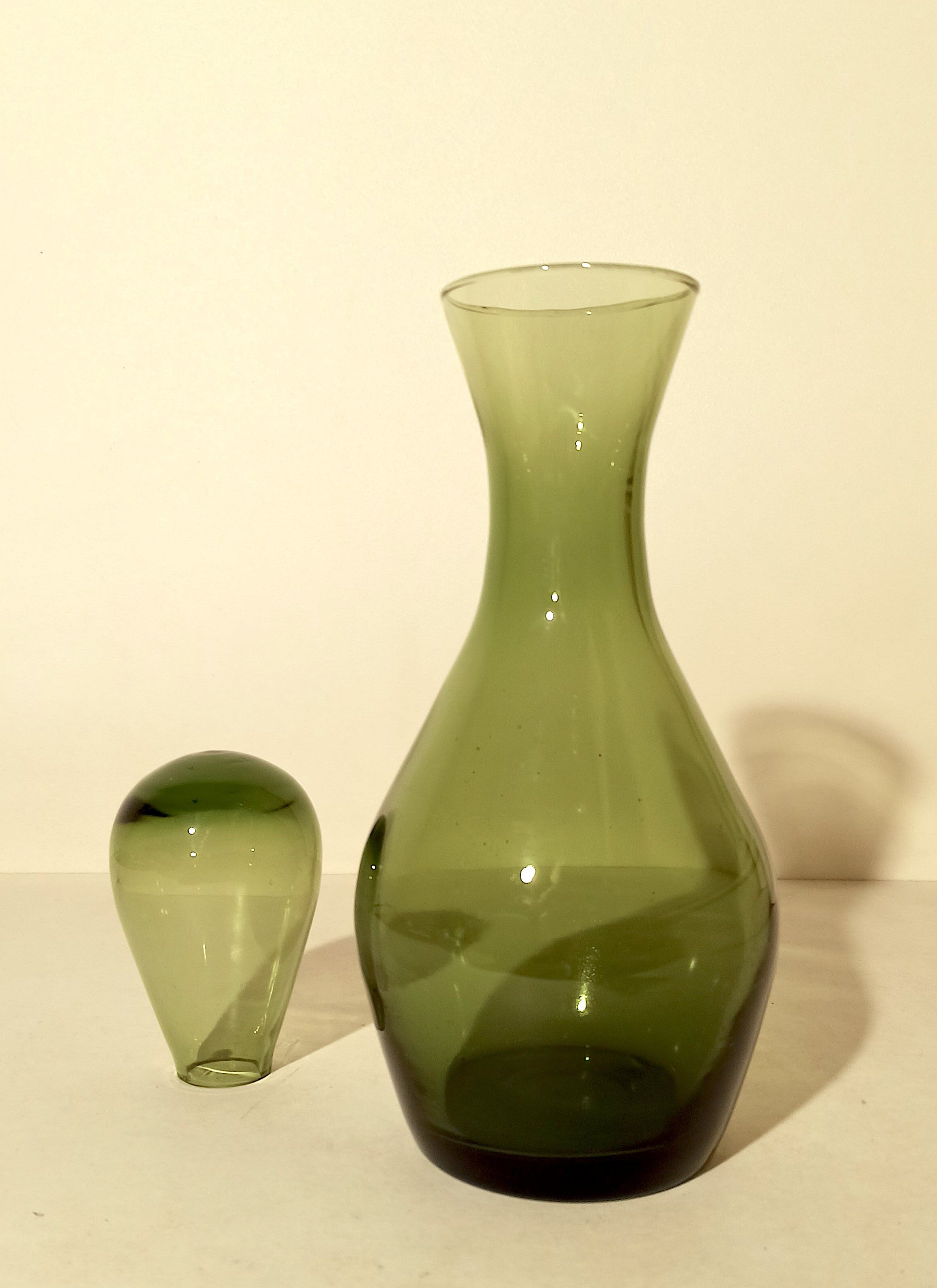 Carafe and its cap 70s, height 28 cm