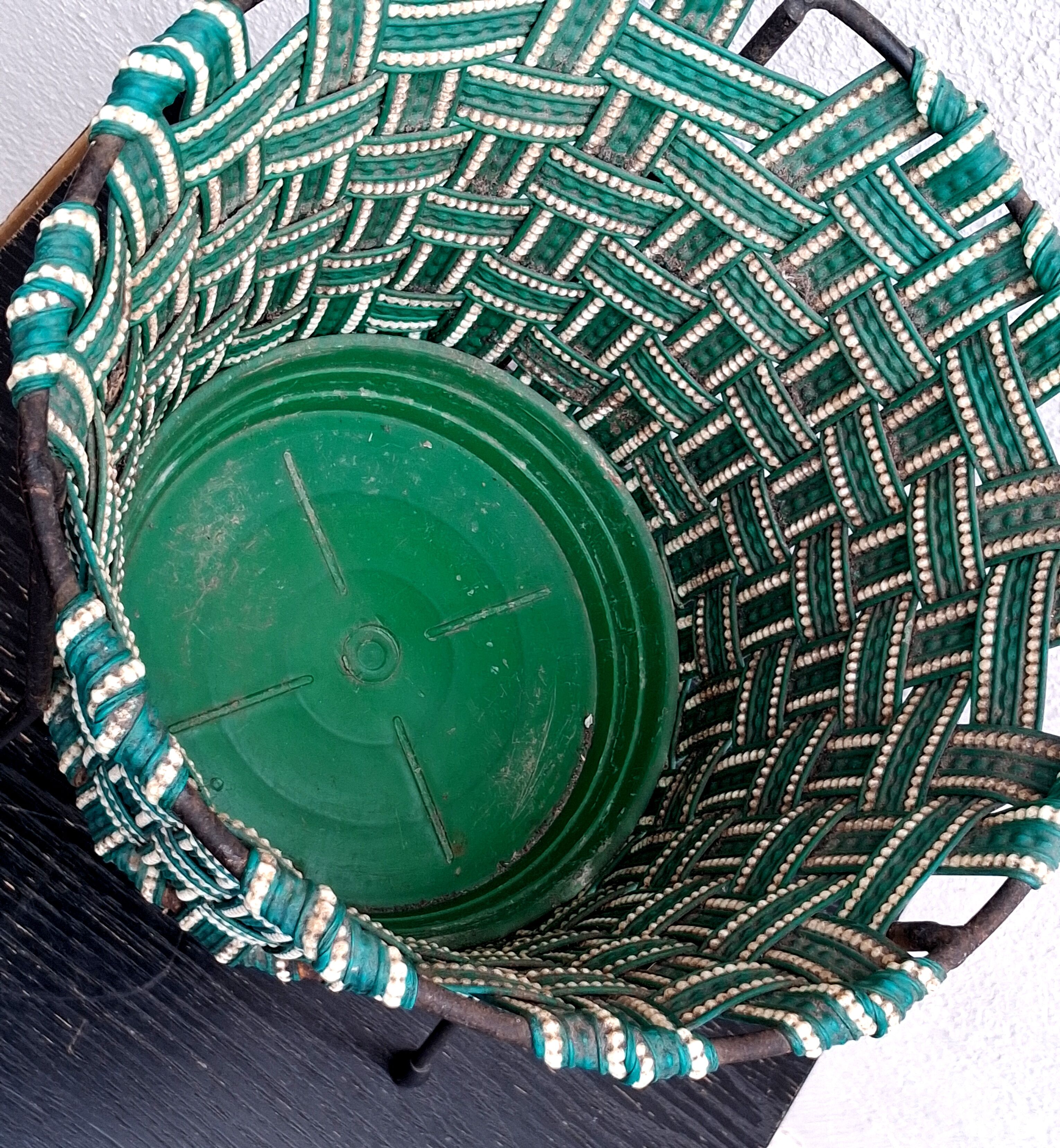 Cache pot tripode, en scoubidou, vintage séventies