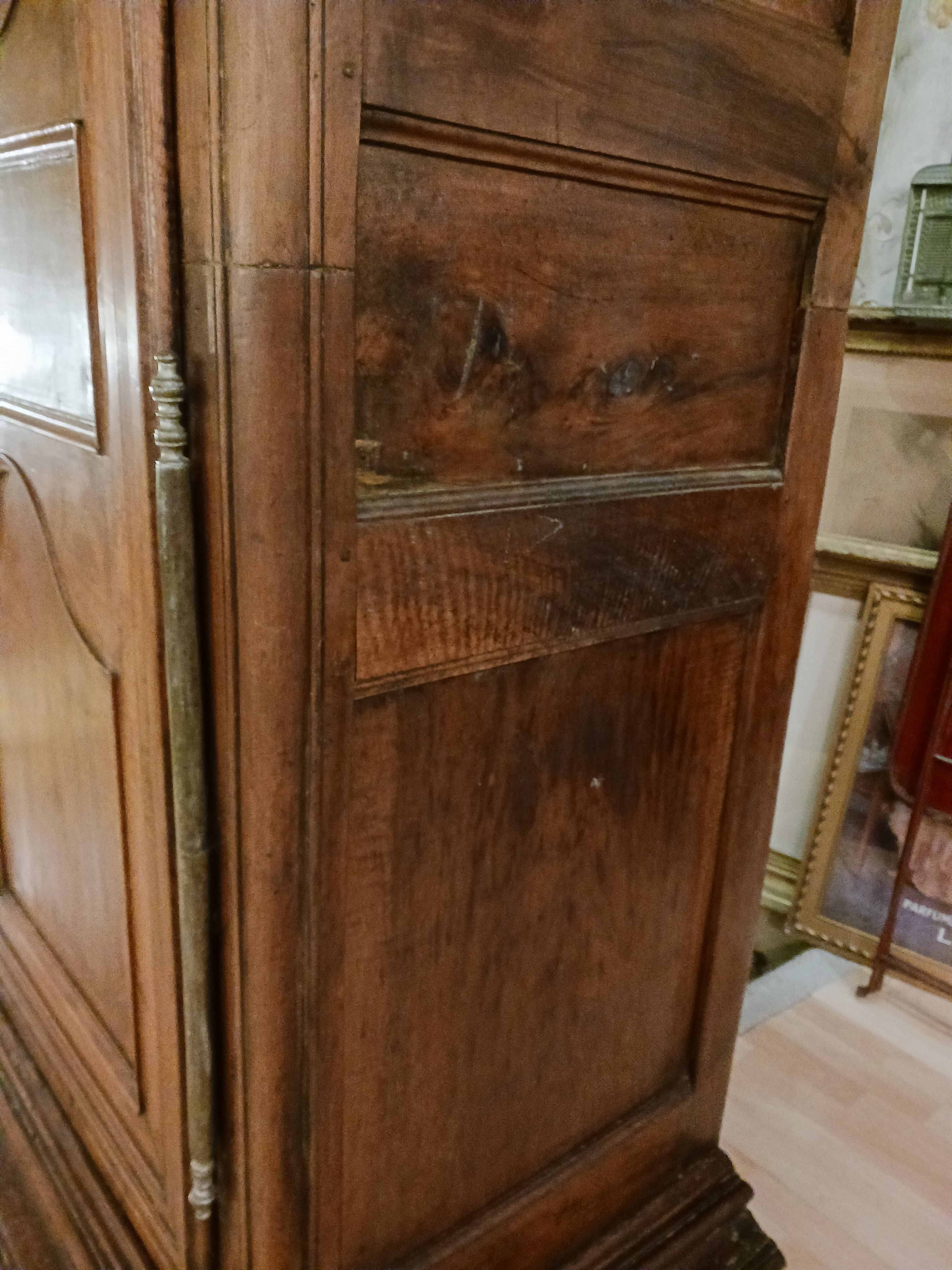 Armoire d'époque Régence 1715-1723 en noyer massif