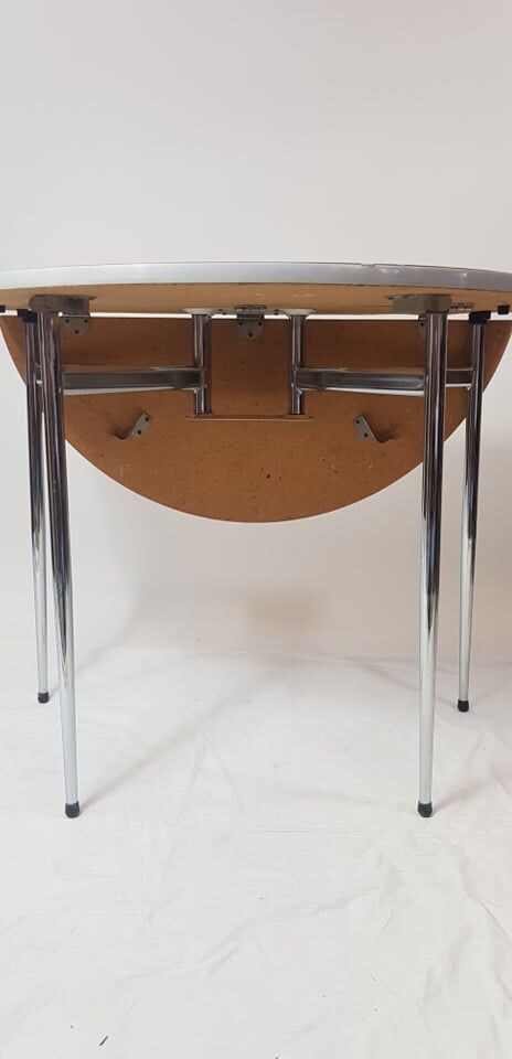 Table en formica ronde pliante et sa chaise