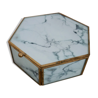 Boite hexagonale imitation marbre sertie de laiton doré avec miroir
