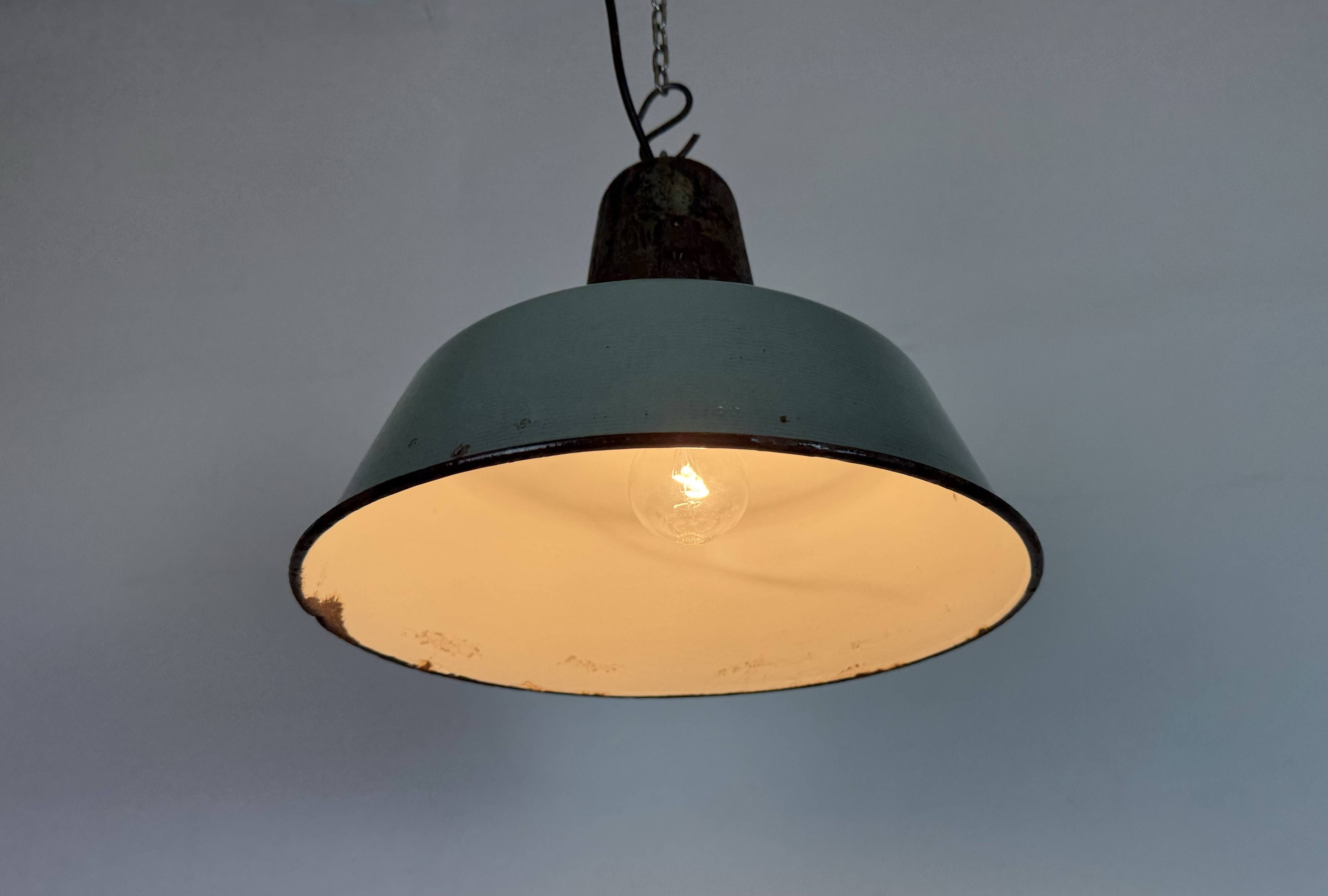 Lampe d'usine industrielle en émail à pétrole avec dessus en fonte, années 1960