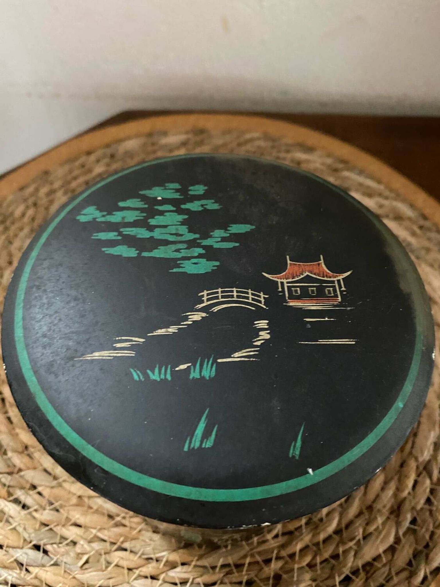 Boîte en tôle motif japonisant années 40.