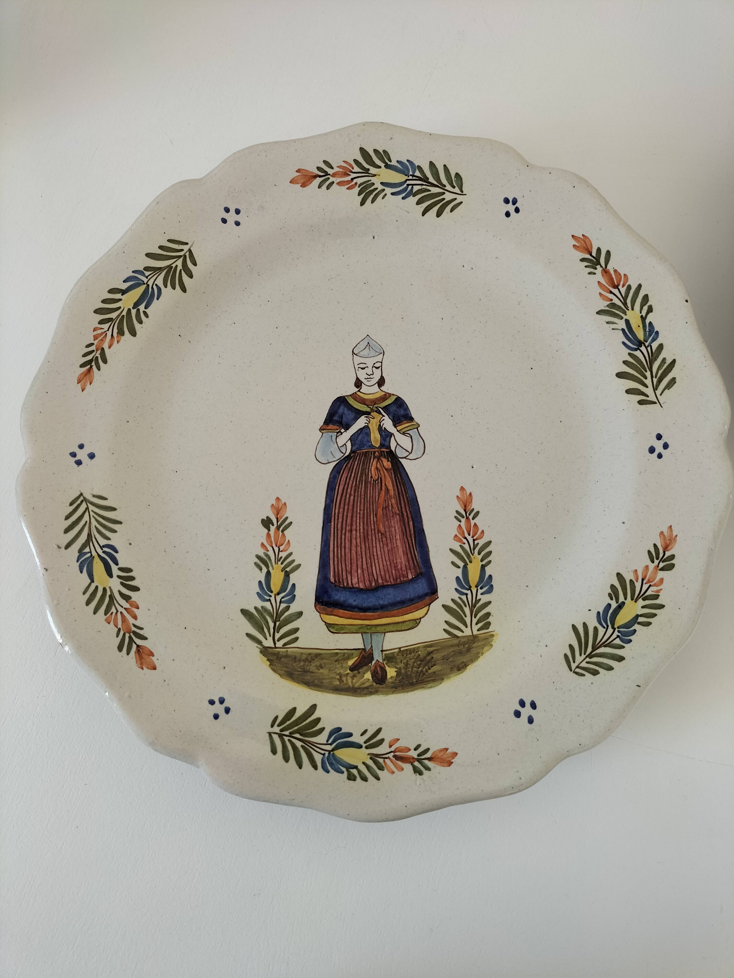 4 hand-painted earthenware plates in a holiday home style