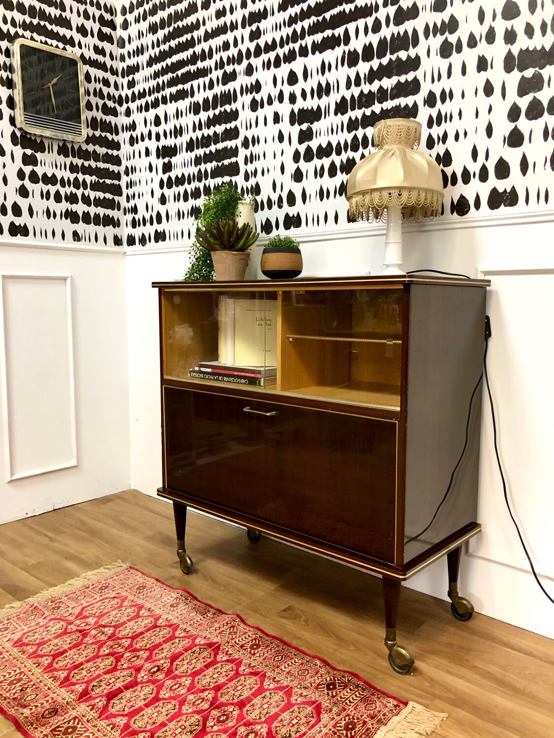 Showcase bar cabinet