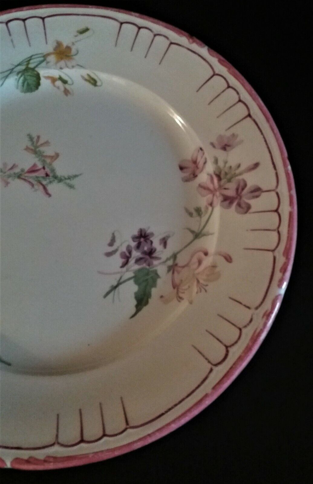 Flat earthenware plate by Choisy le Roi for Au vase étrusque Paris