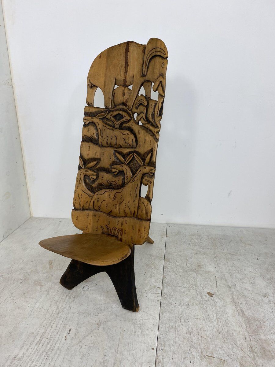 Chaise tribale sculptée à la main Afrique années 1960