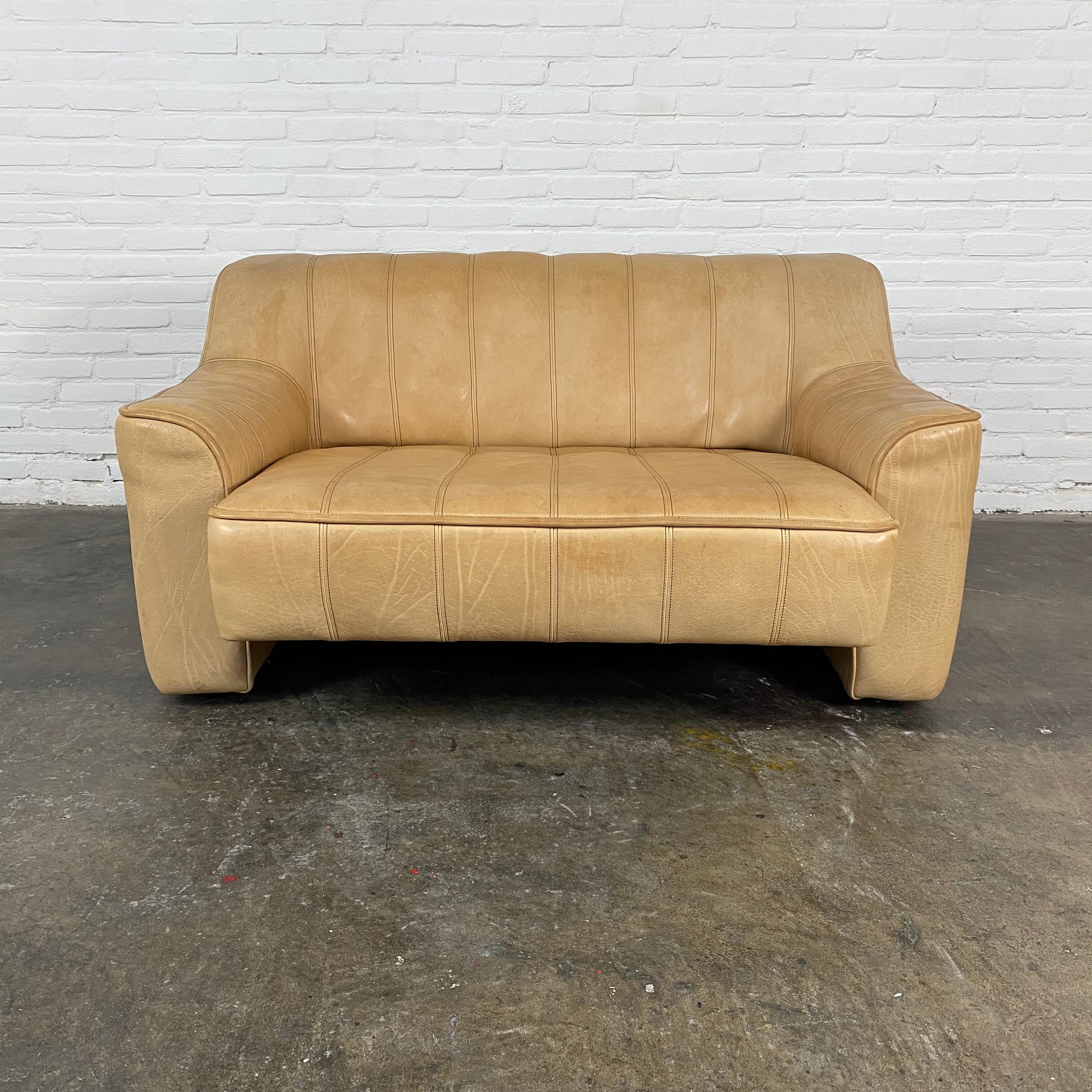 Swiss extendable 2-seater camel leather DeSede DS-44, 1970s.