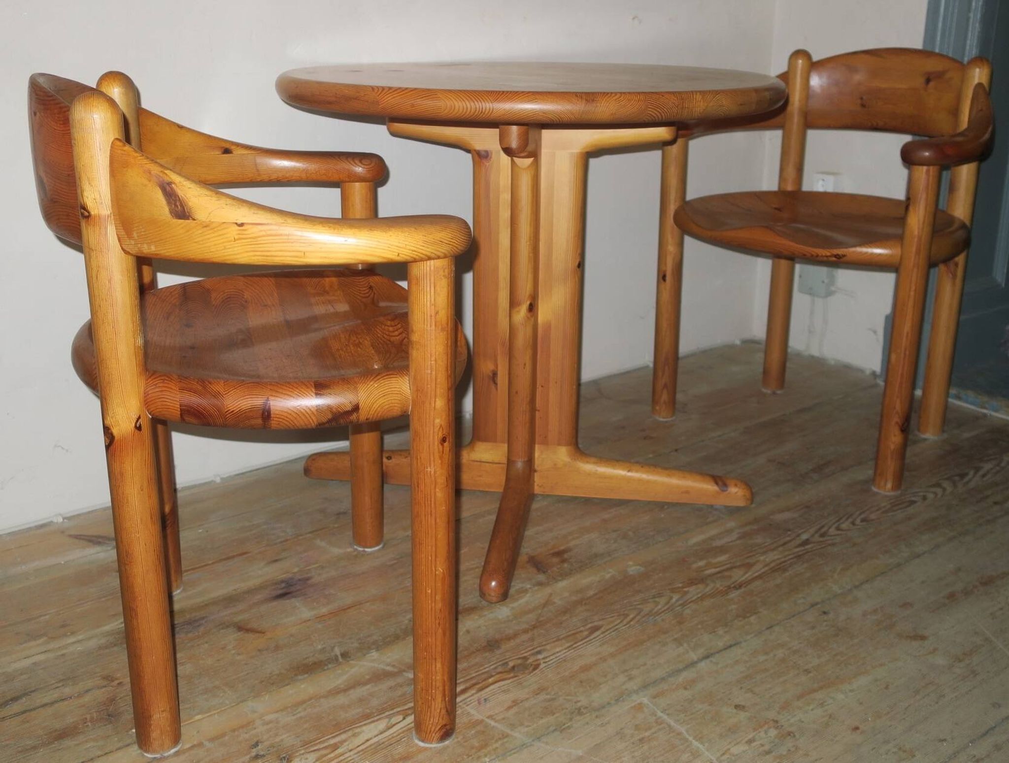 Paire de fauteuils et table en pin patiné Rainer Daumiller attr., années 1960