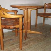 Paire de fauteuils et table en pin patiné Rainer Daumiller attr., années 1960