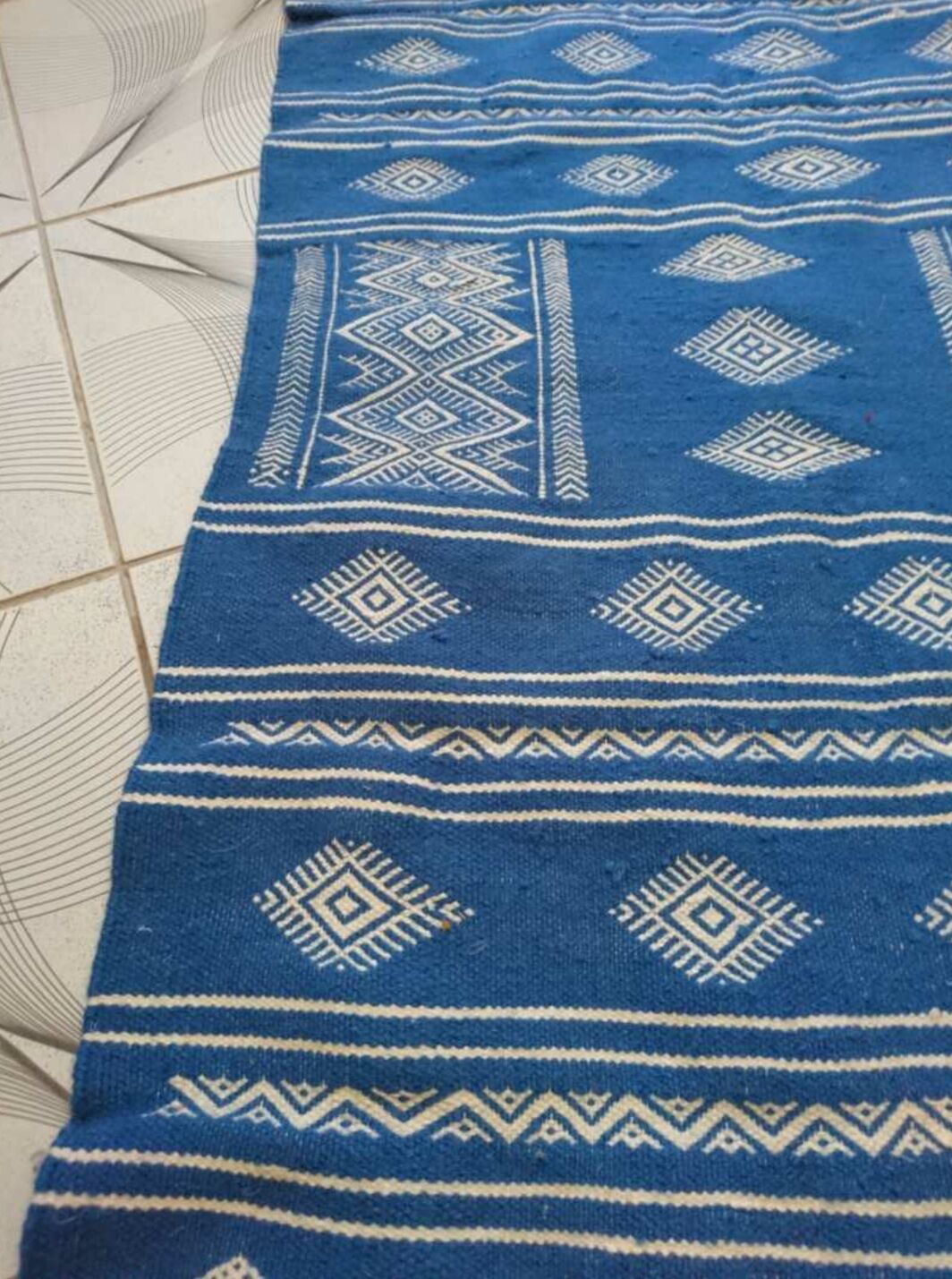 Tapis berbère bleu et blanc 110 x 66 cm