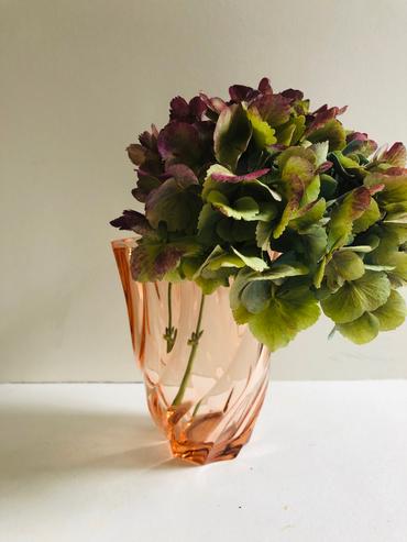 Vase rose en verre