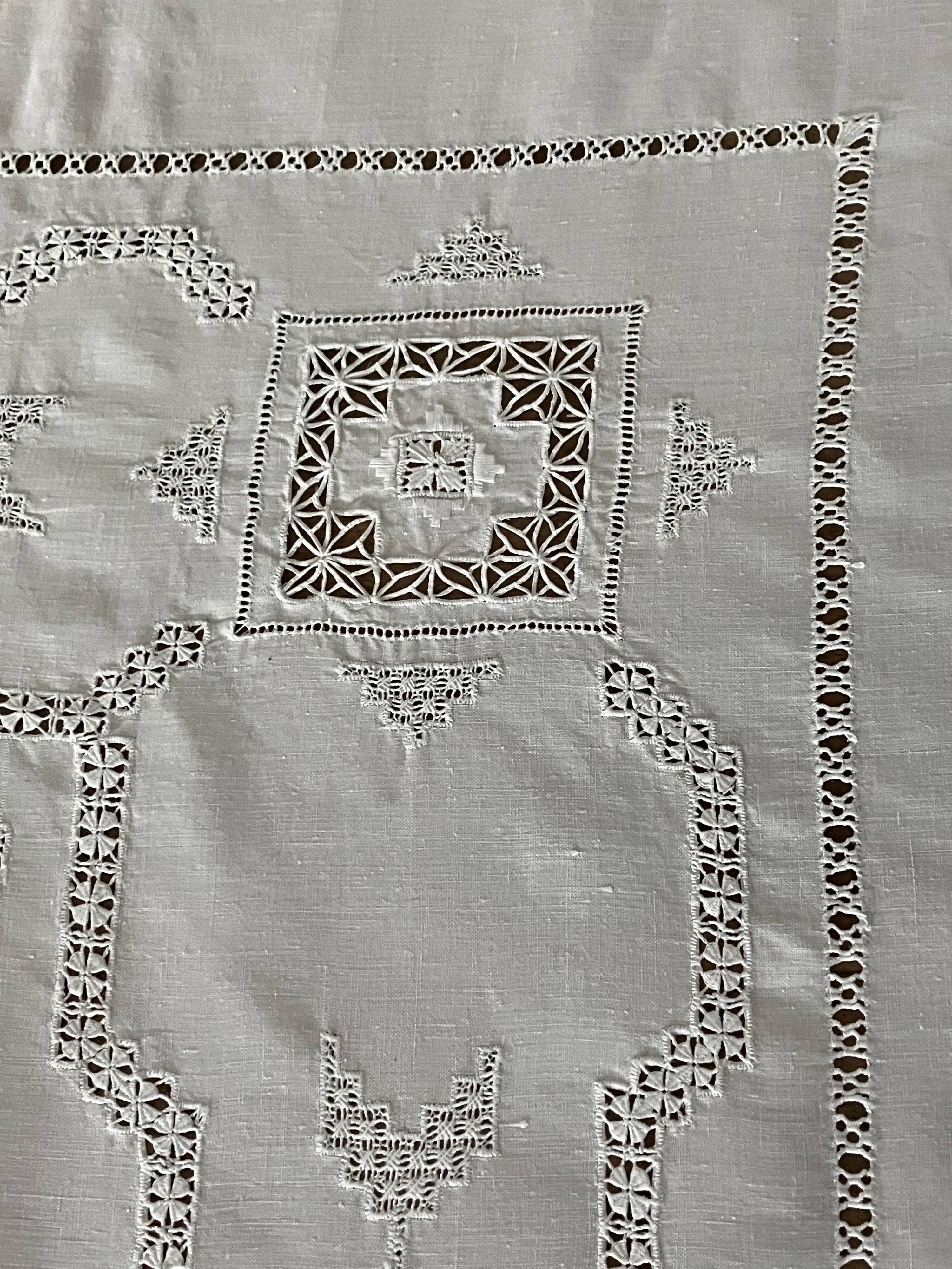 Exceptional old linen, very large embroidered tablecloth