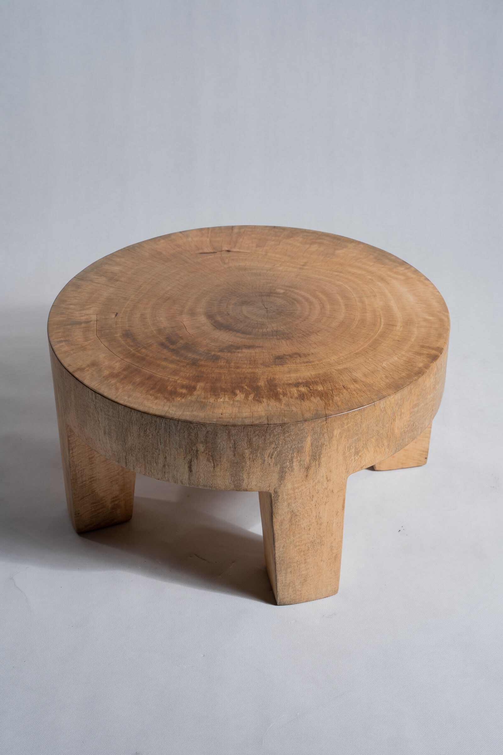 Quadripod coffee table in solid wood monoxyl natural color (dark)