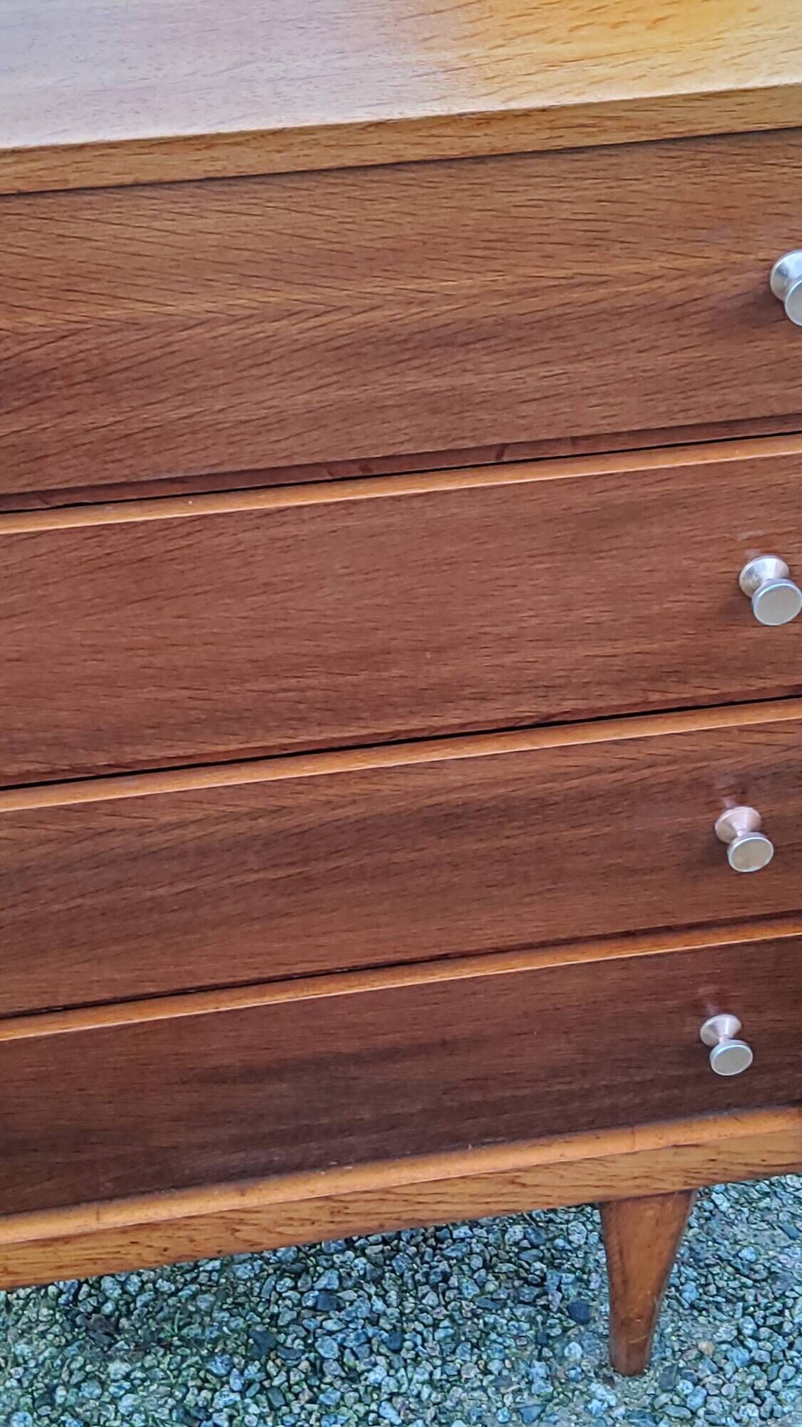 Vintage golden oak chest of drawers with 4 spindle feet from the 1950s