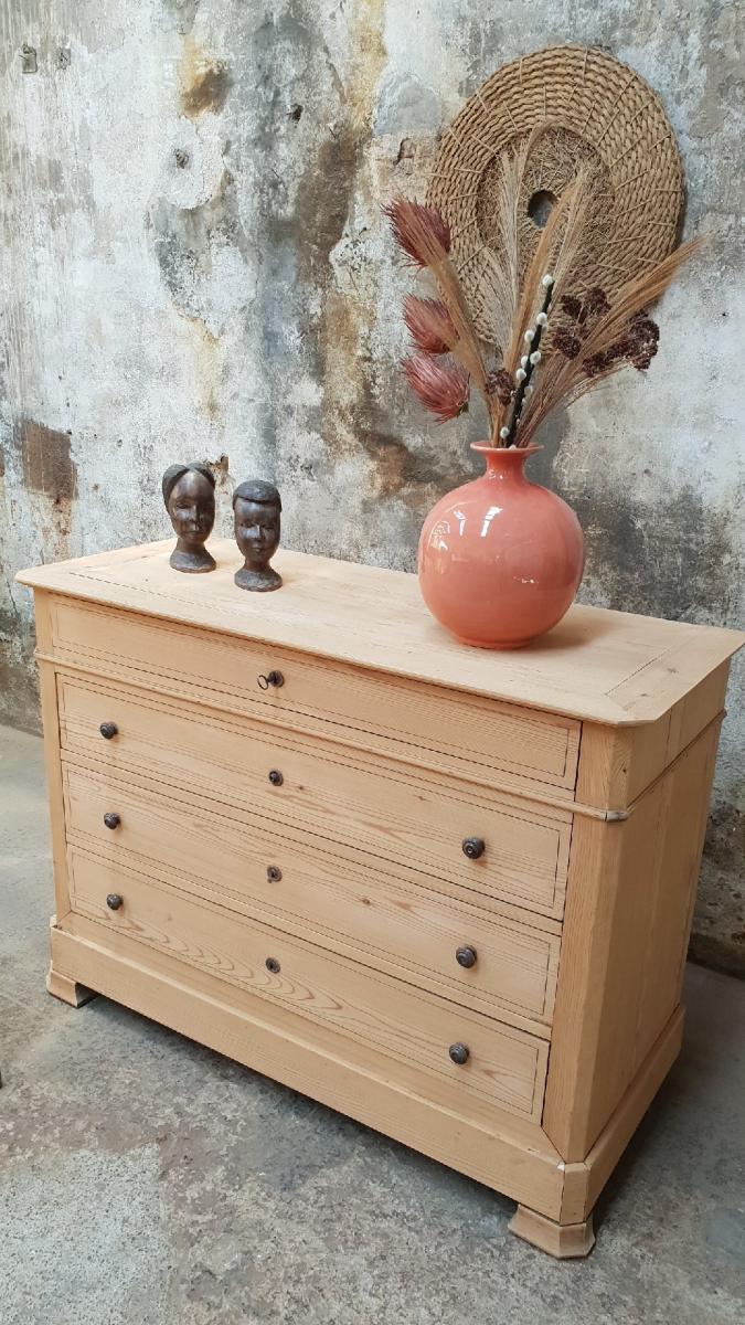 Antique pine chest of drawers
