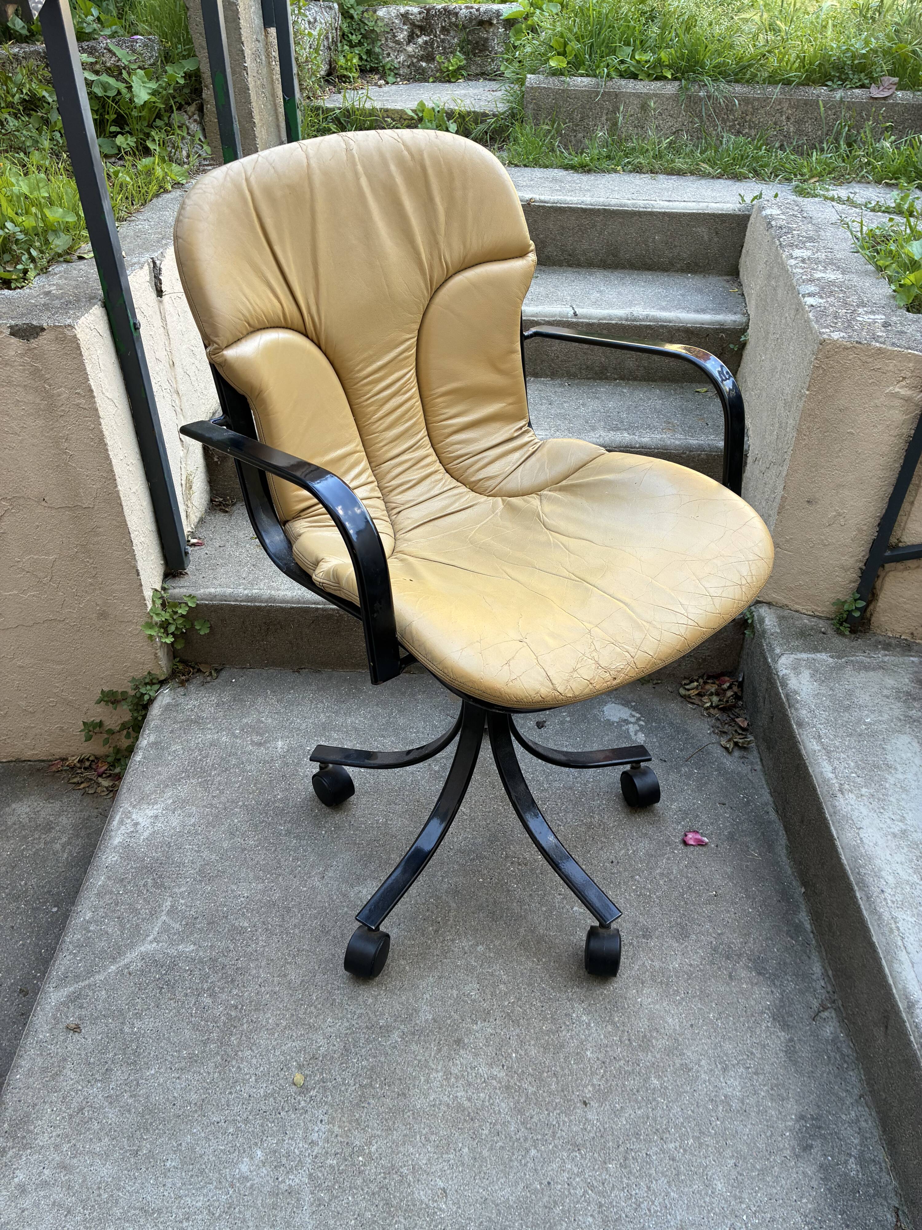 Vintage 70s Cidue P40 leather armchair
