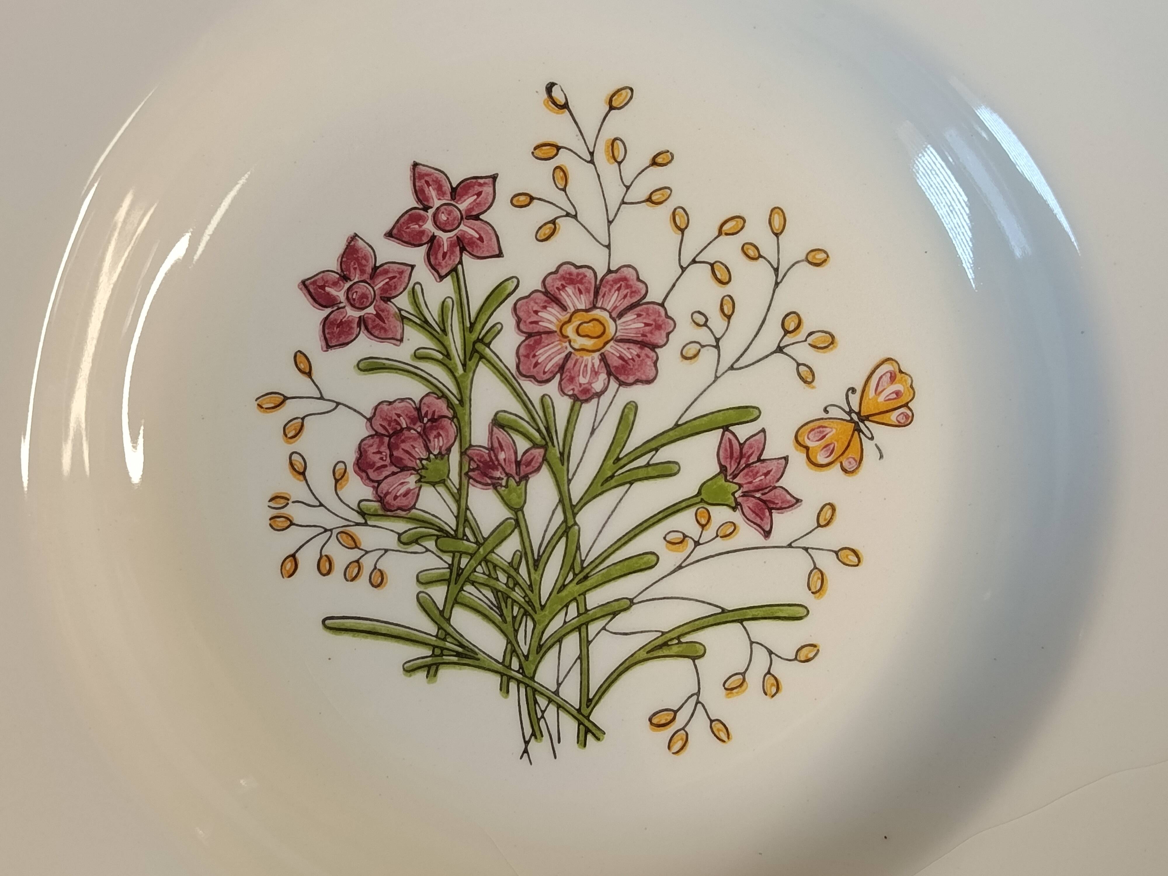 7 assiettes creuses CBM, décor champêtre floral et papillon, 1988