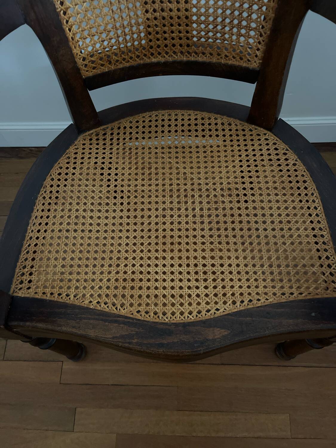 Ancien fauteuil de barbier / coiffeur en cannage