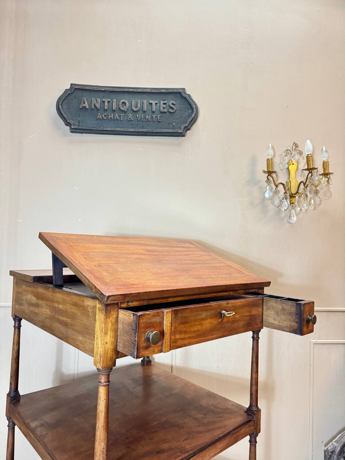 Mahogany desk with stamp of the brita official office