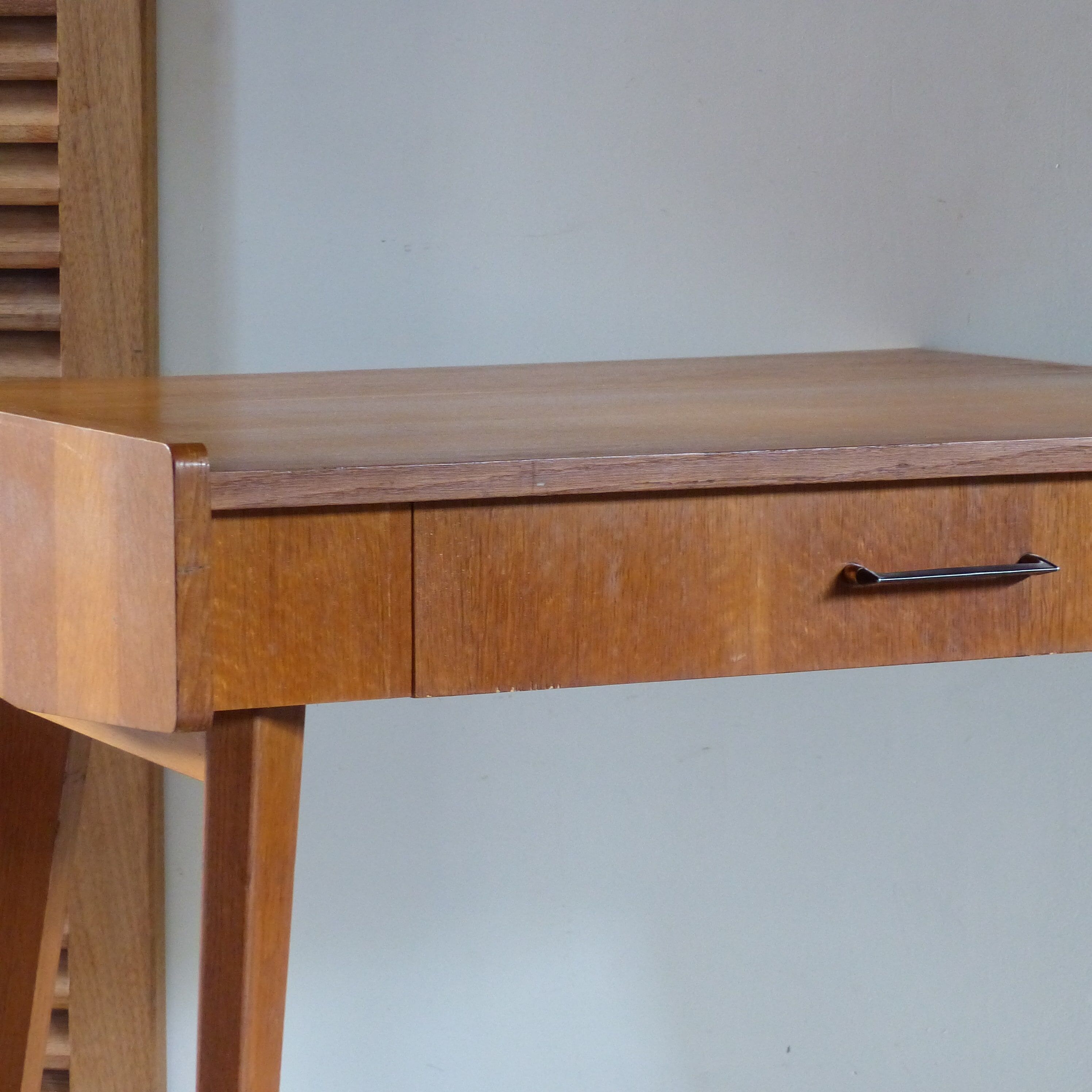 Bureau moderniste à pieds compas