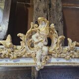Miroir patiné beige et doré avec un ange